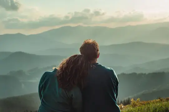 couple enjoying honeymoon tour to kashmir with top rated kashmir nirvana travel company