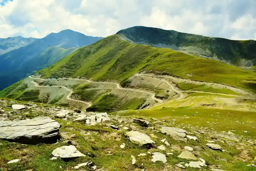 Sinthan Top: Kashmir’s Hidden Gem Travel Guide 2025