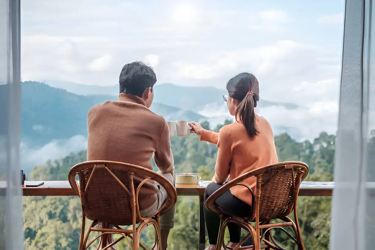 couple enjoying honeymoon tour to kashmir with top rated kashmir nirvana travel company