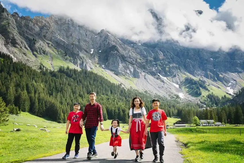 Kashmir Family Scenic Splendor