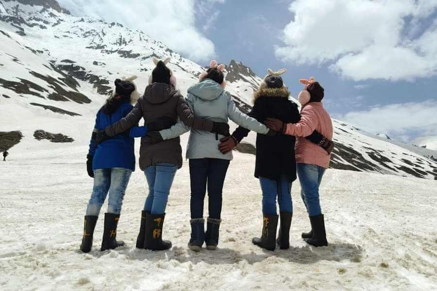 family on new year celebration in srinagar